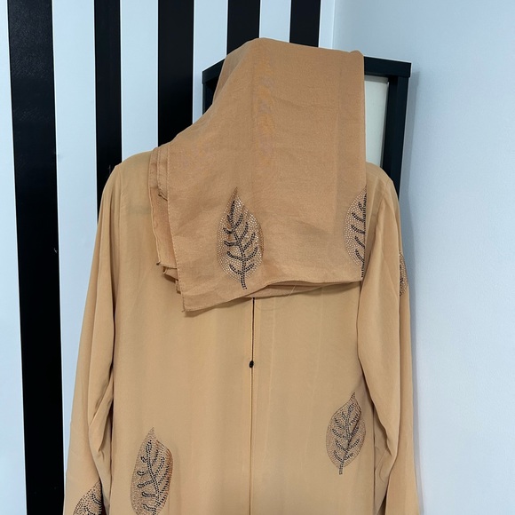 Elegant Abaya with matching Scarf - Picture 4 of 5